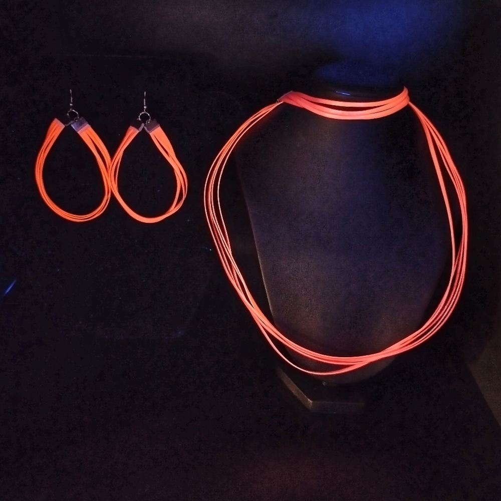 GLOW NECKLACE - Picture 3 of 11